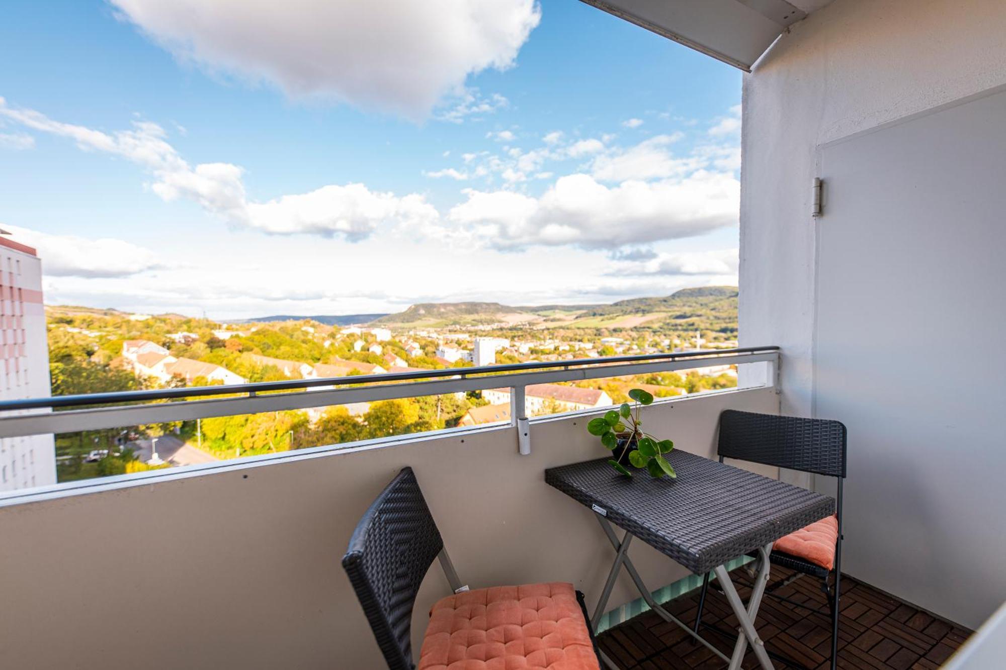 Modernes 2-Zimmer-Apartment Mit Balkon Und Netflix جينا المظهر الخارجي الصورة